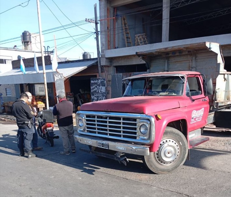 Motociclista sufri una fractura tras chocar contra un camin